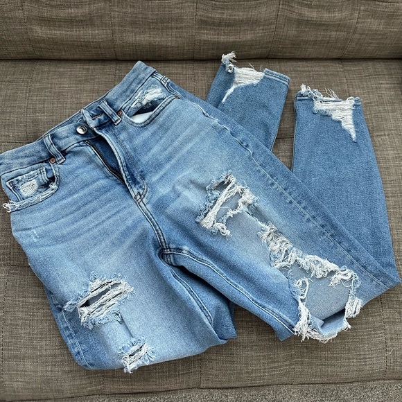 American Eagle Outfitters Medium Wash Distressed Curvy Mom Jeans - Picture 4 of 10